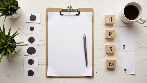 个人成长主题文章封面，包含目标设定、自我提升、励志元素，积极向上背景