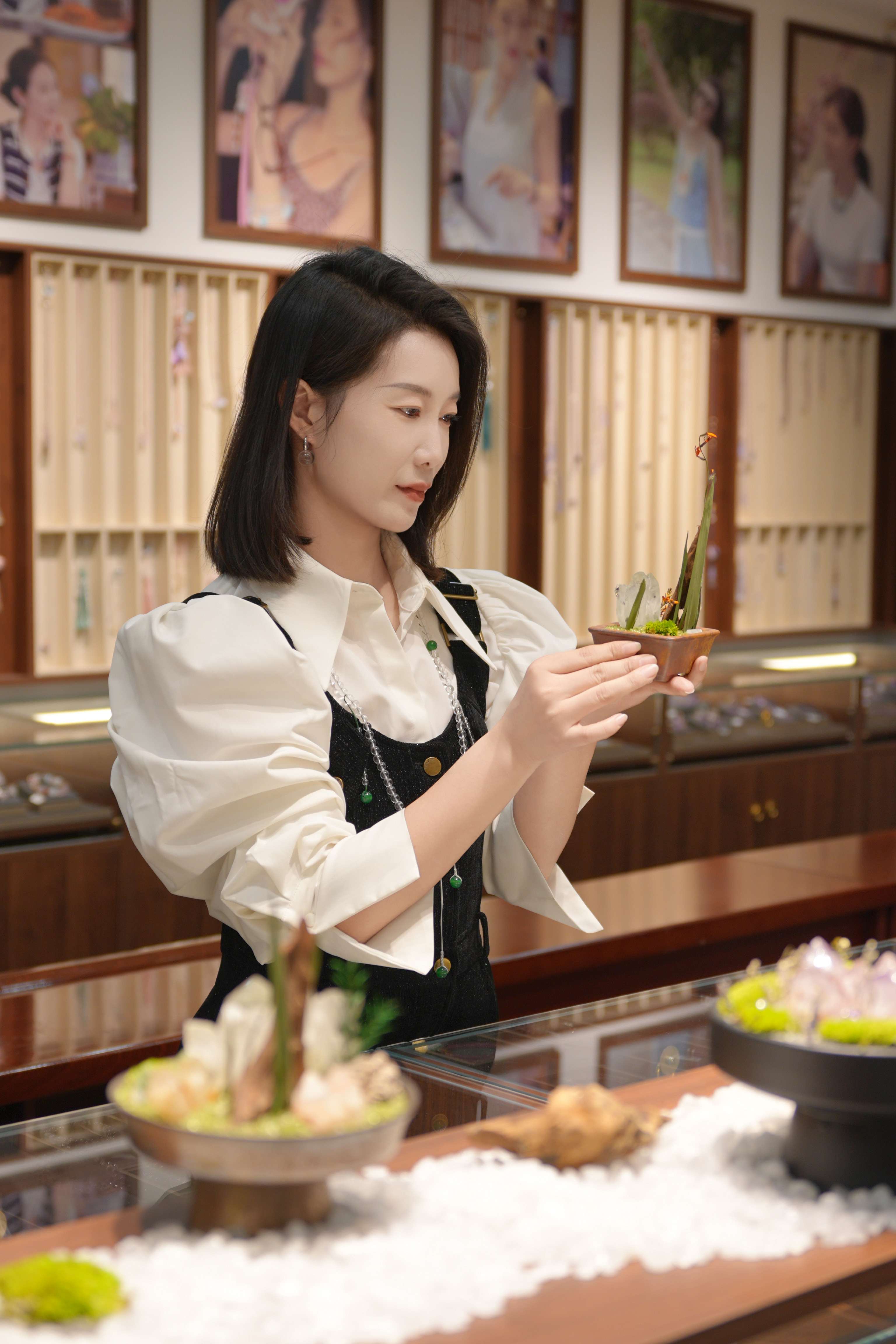 团队工作场景照片，包含办公桌、电脑、书籍等元素，专业办公环境背景